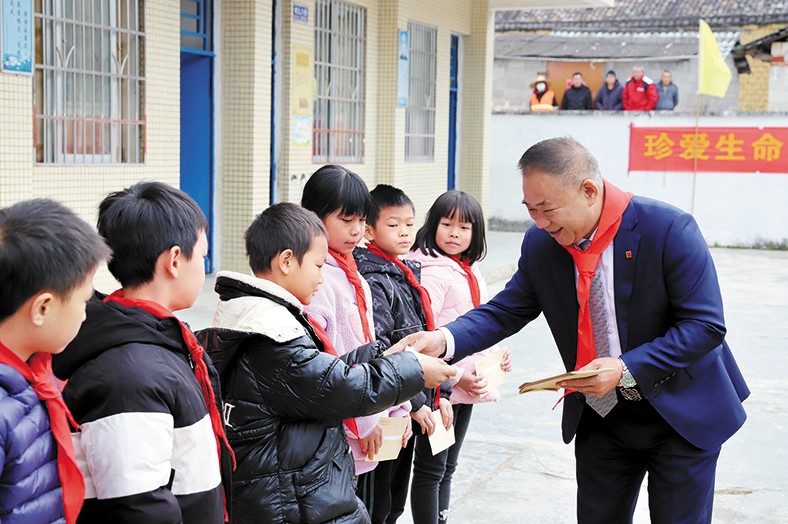 12月25日至26日，我集團(tuán)向捐建學(xué)校師生頒發(fā)“三正獎(jiǎng)教助學(xué)金”合計(jì)23.98萬(wàn)元。并向三正合水小學(xué)捐贈(zèng)了價(jià)值7.5萬(wàn)的多媒體教學(xué)設(shè)備，向揭陽(yáng)鳳湖小學(xué)碧潭三正分校一名病重學(xué)生捐贈(zèng)1萬(wàn)元助其度過(guò)難關(guān)。