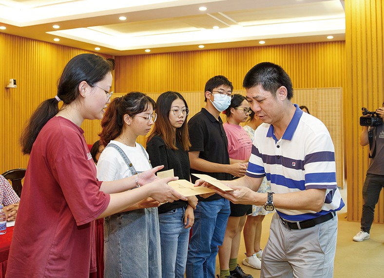 8月29日上午，“2023年廣東三正集團(tuán)捐資助學(xué)金發(fā)放儀式”在橋頭鎮(zhèn)第四小學(xué)舉行，為25名橋頭籍困難家庭在讀大學(xué)生發(fā)放助學(xué)金19.04萬(wàn)元。