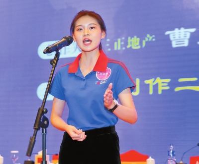 三正地產(chǎn)劉芷菁在三正集團(tuán)24周年慶典上演繹獲獎(jiǎng)作品《遺落的工作日志》。.jpg