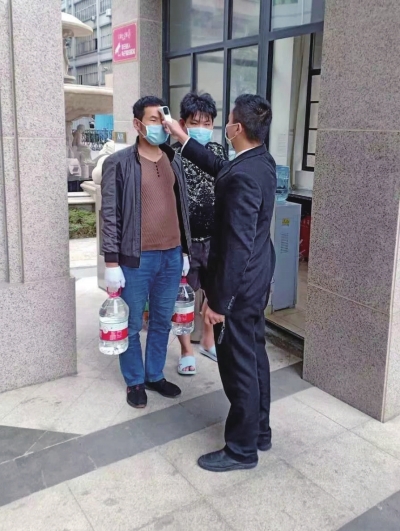 測量體溫。.jpg